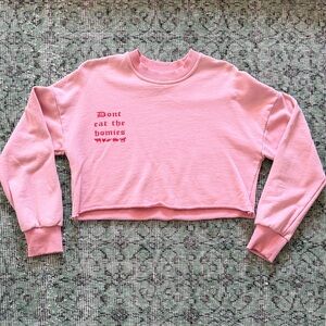 Cropped Pink Crewneck Sweatshirt with 'Dont Eat the Homies' Print
